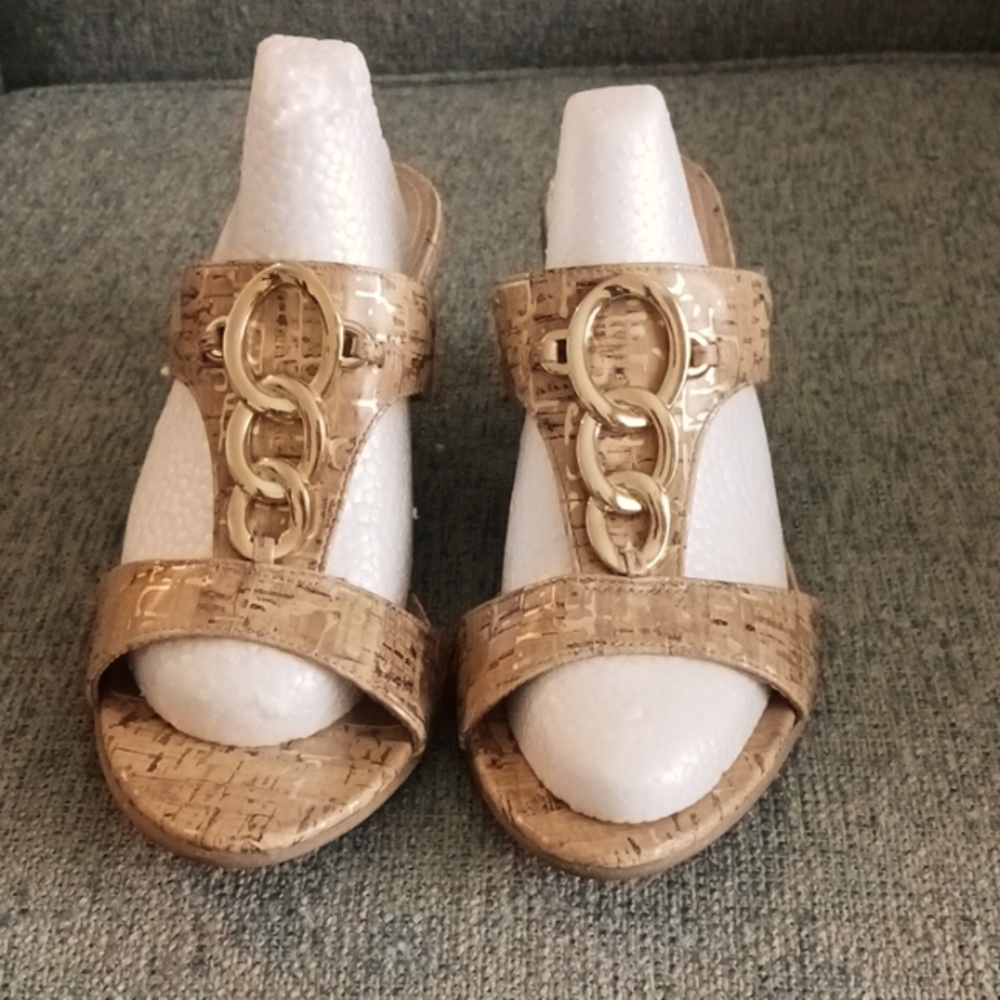 Comfort Plus slip on sandals shoe high heel open toe round toe beige tan sz 9.5